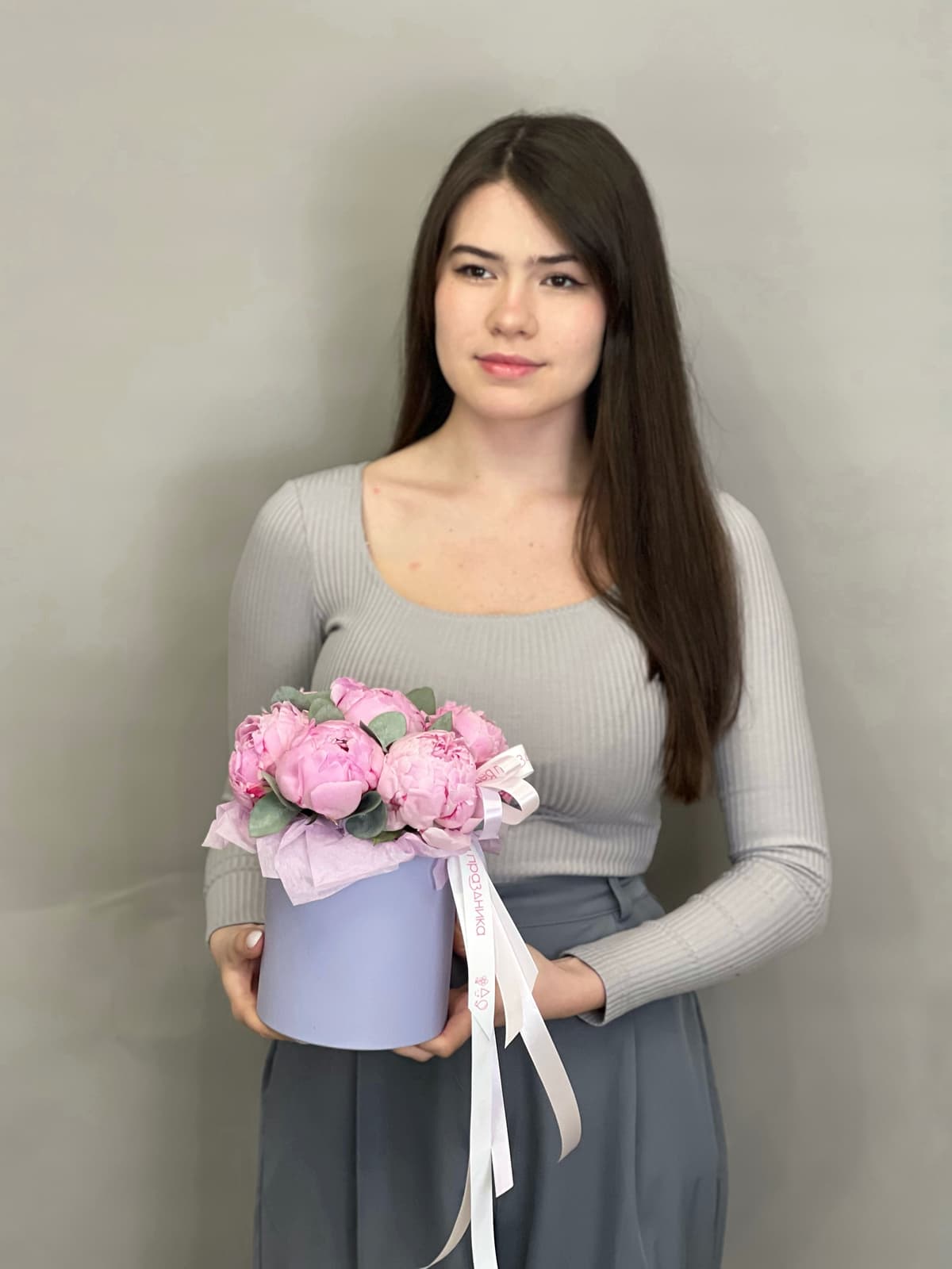 Композиция из 7 пионов Sarah Bernhardt в шляпной коробке