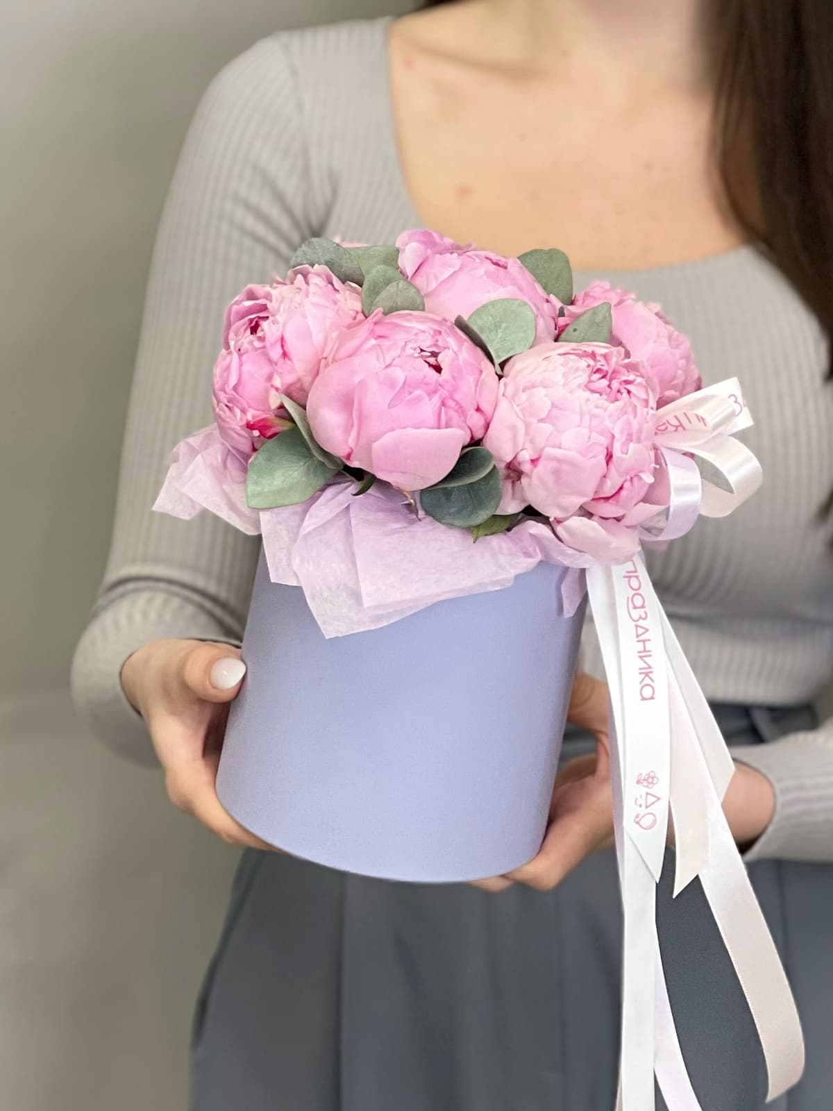 Композиция из 7 пионов "Сара Бернар” в шляпной коробке