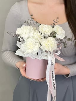 МЕГА АКЦИЯ Композиция из белых диантусов XS в шляпной коробке