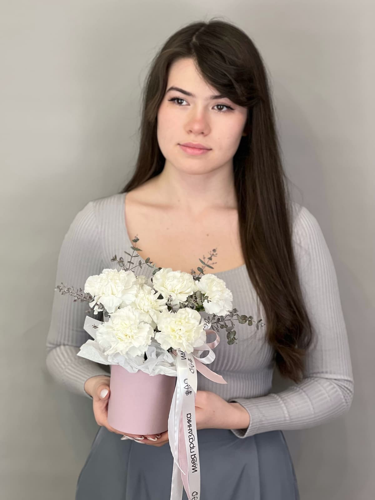 МЕГА АКЦИЯ Композиция из белых диантусов XS в шляпной коробке