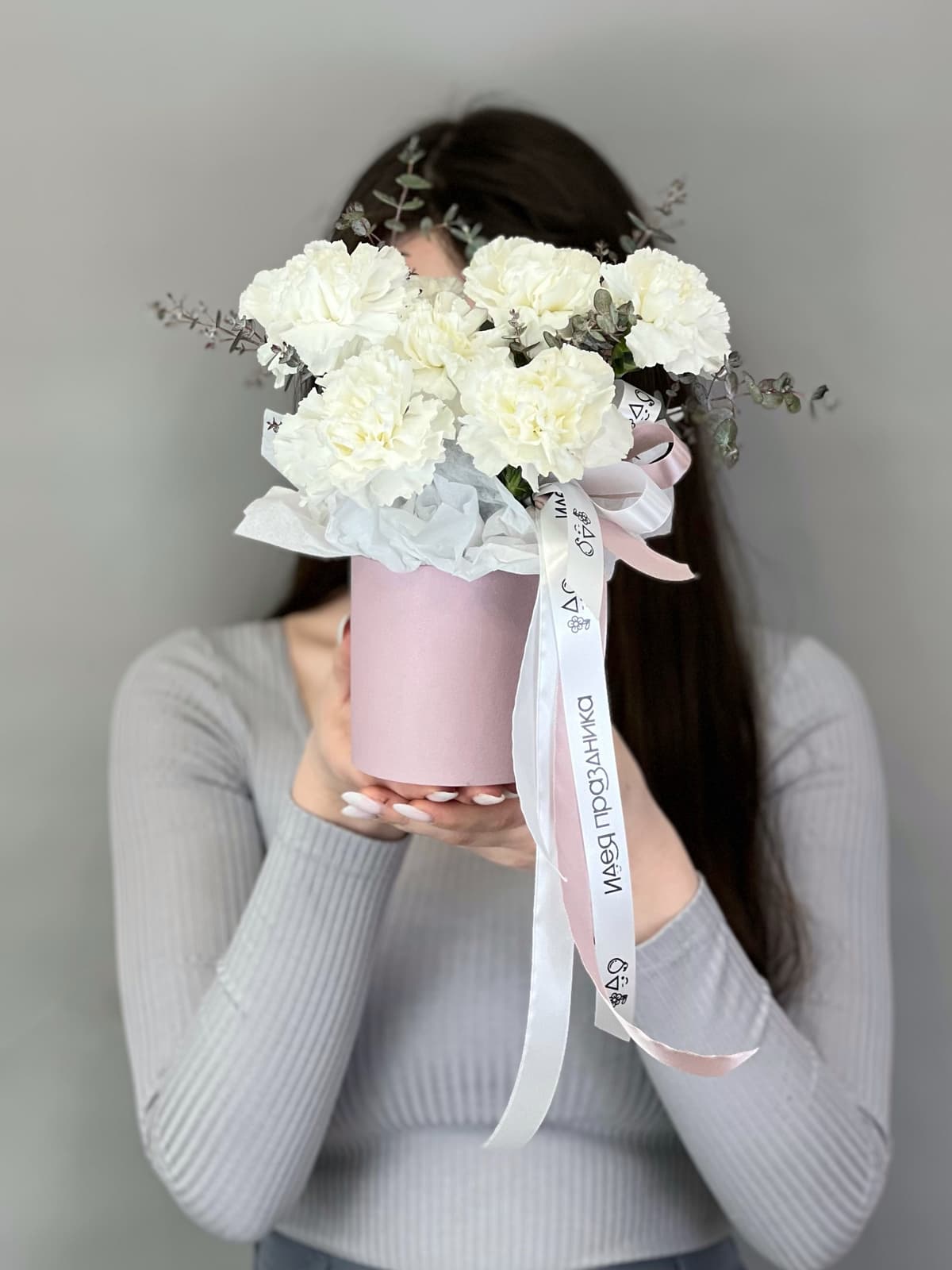 МЕГА АКЦИЯ Композиция из белых диантусов XS в шляпной коробке