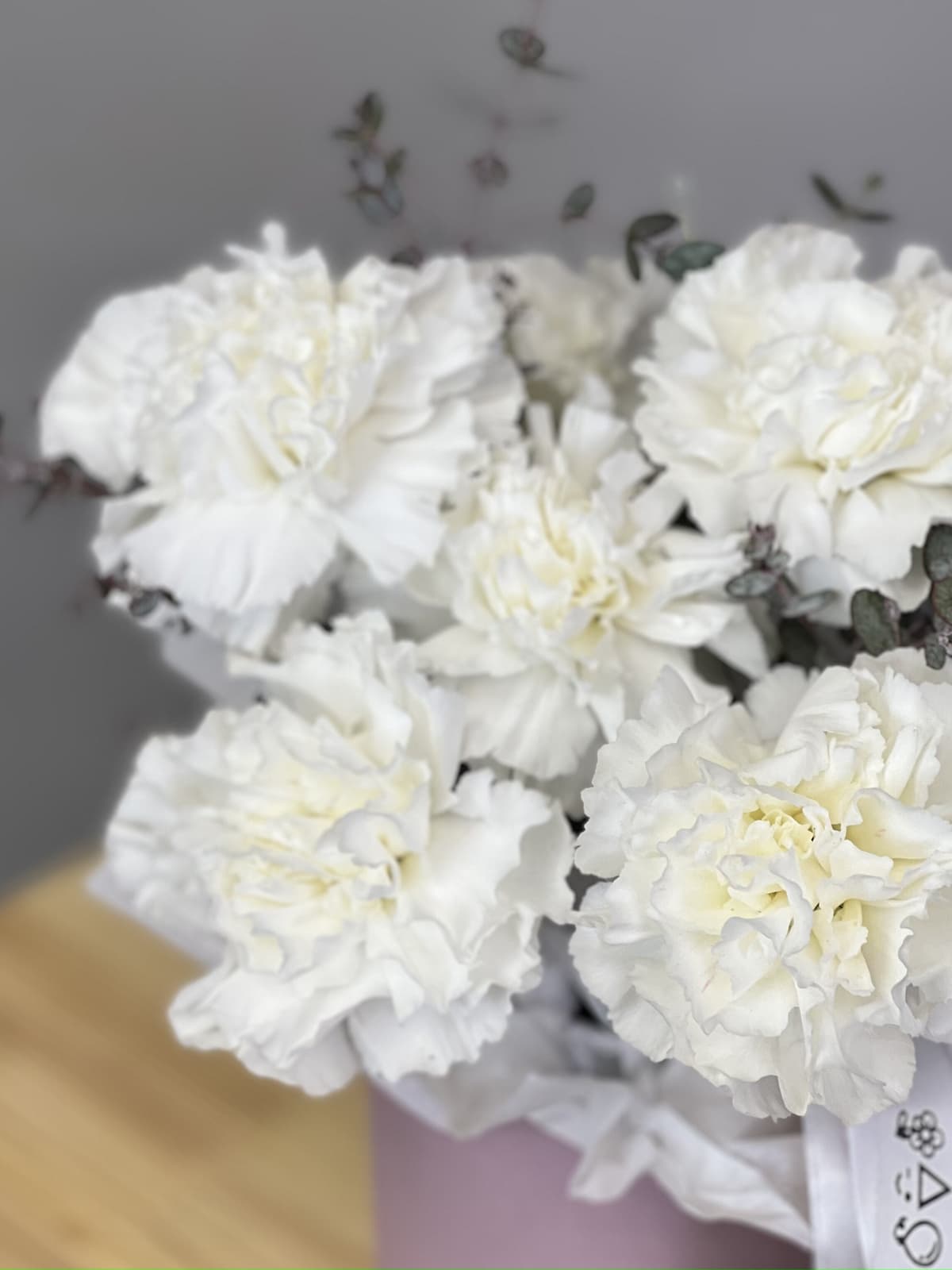 МЕГА АКЦИЯ Композиция из белых диантусов XS в шляпной коробке