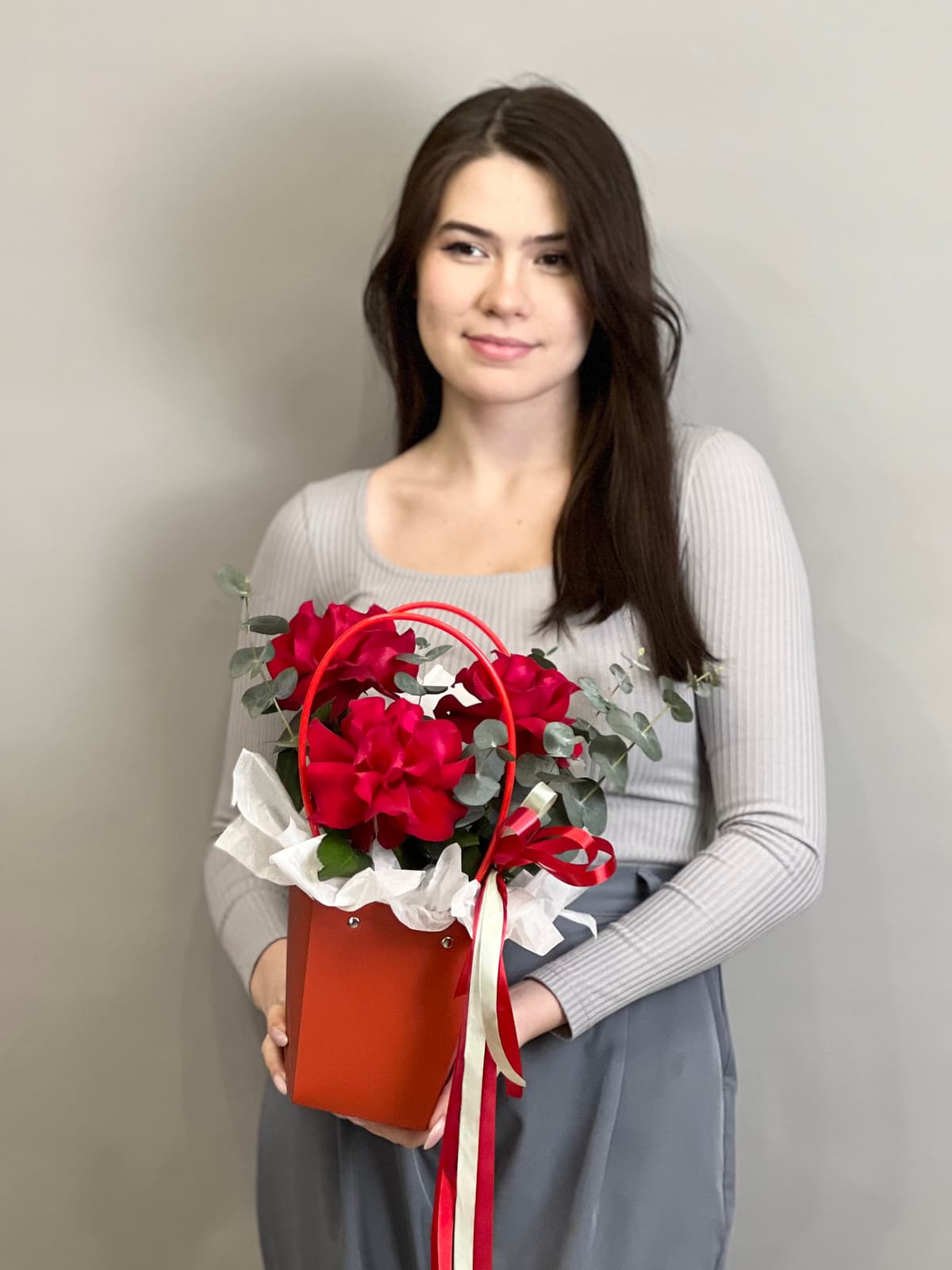 Композиция из красных роз в сумочке "Бордо"