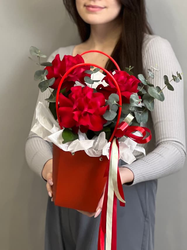 Композиция из красных роз в сумочке "Бордо" Композиция из красных роз в сумочке "Бордо"