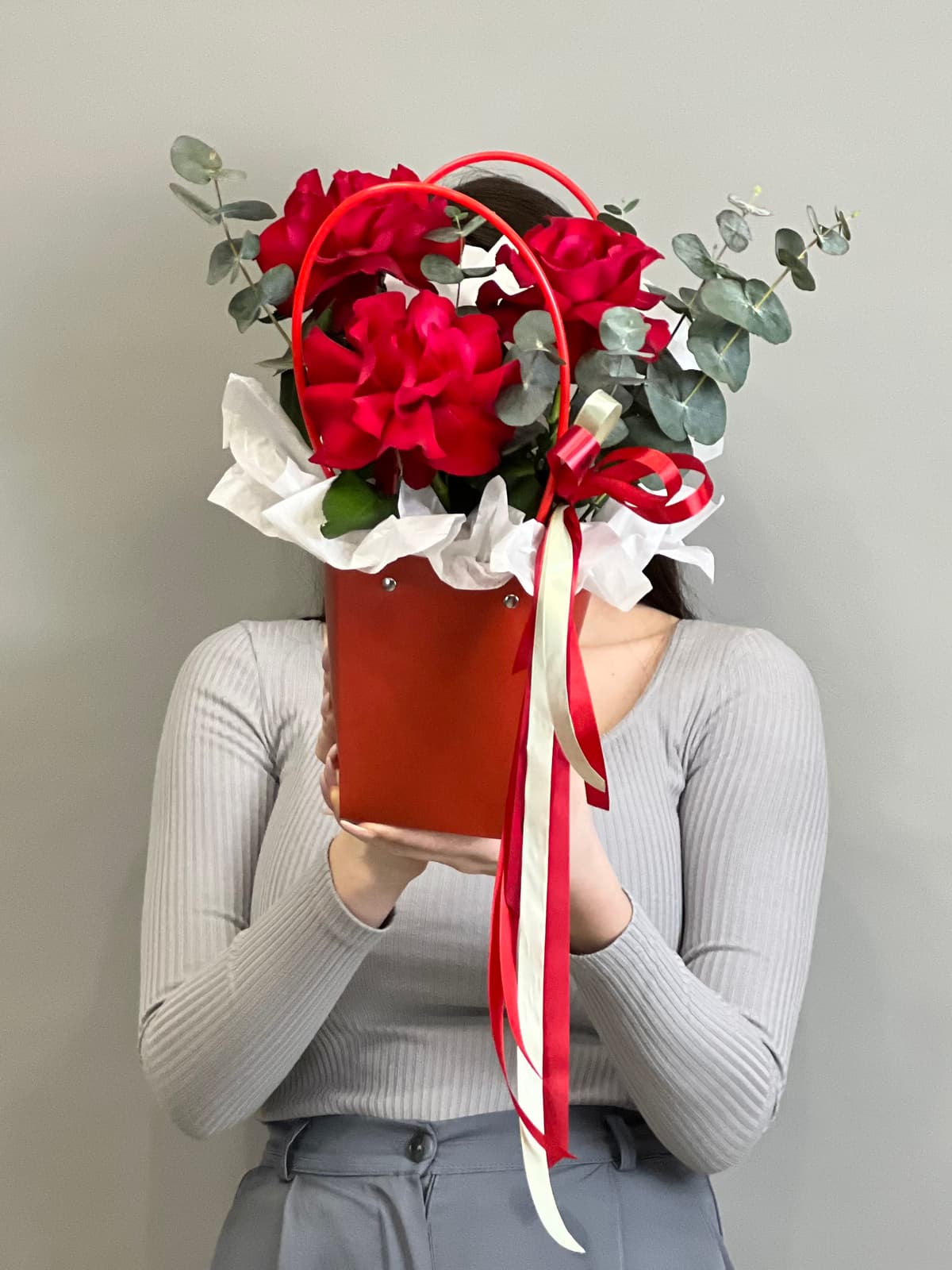 Композиция из красных роз в сумочке "Бордо"