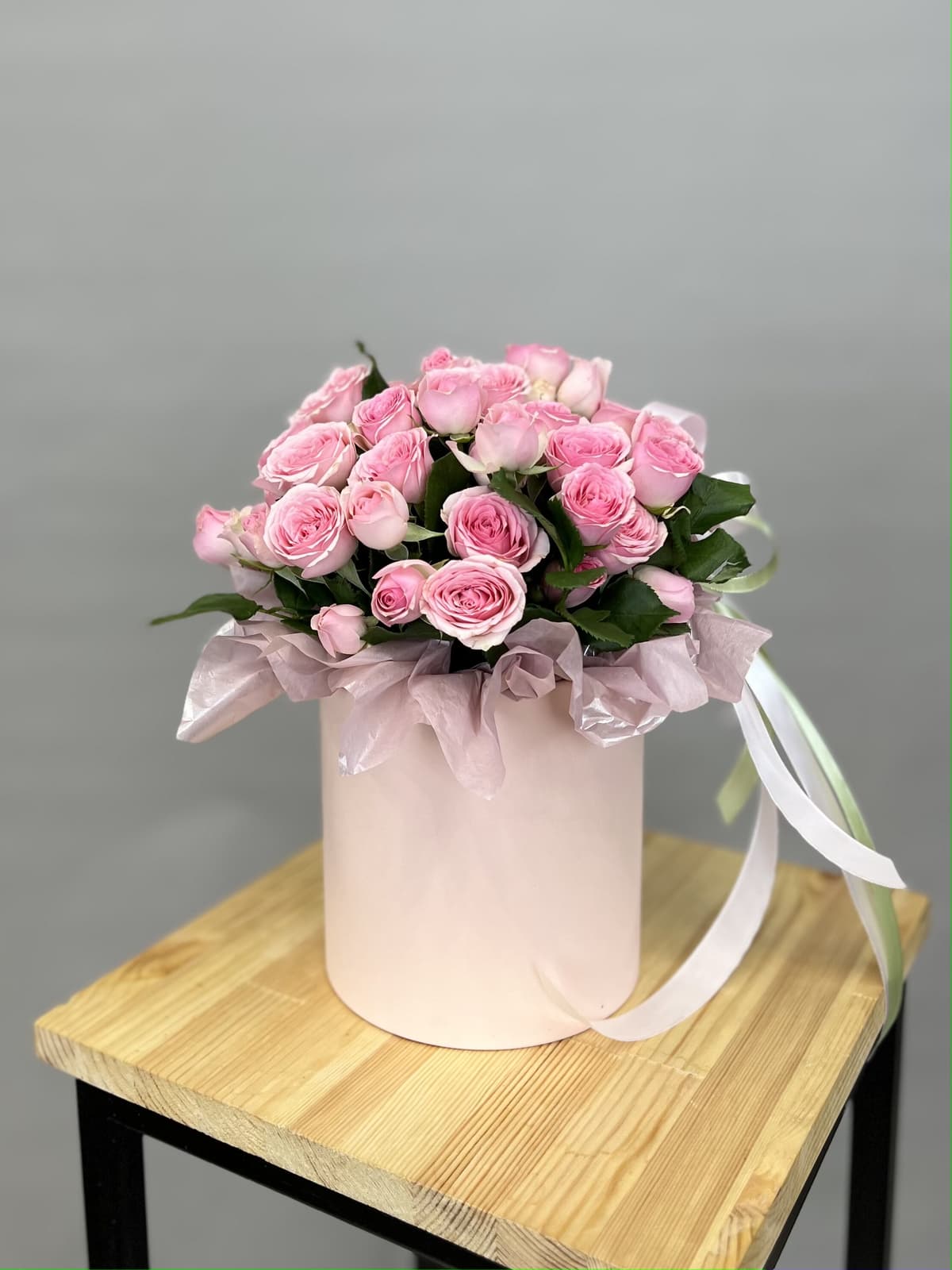 Композиция из кустовой розы "Dinara" в шляпной коробке