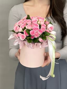 Композиция из кустовой розы «Динара» в шляпной коробке