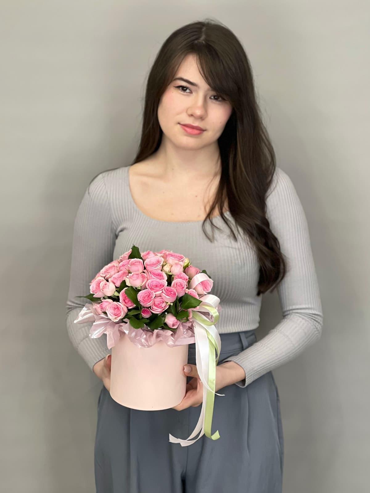 Композиция из кустовой розы «Динара» в шляпной коробке