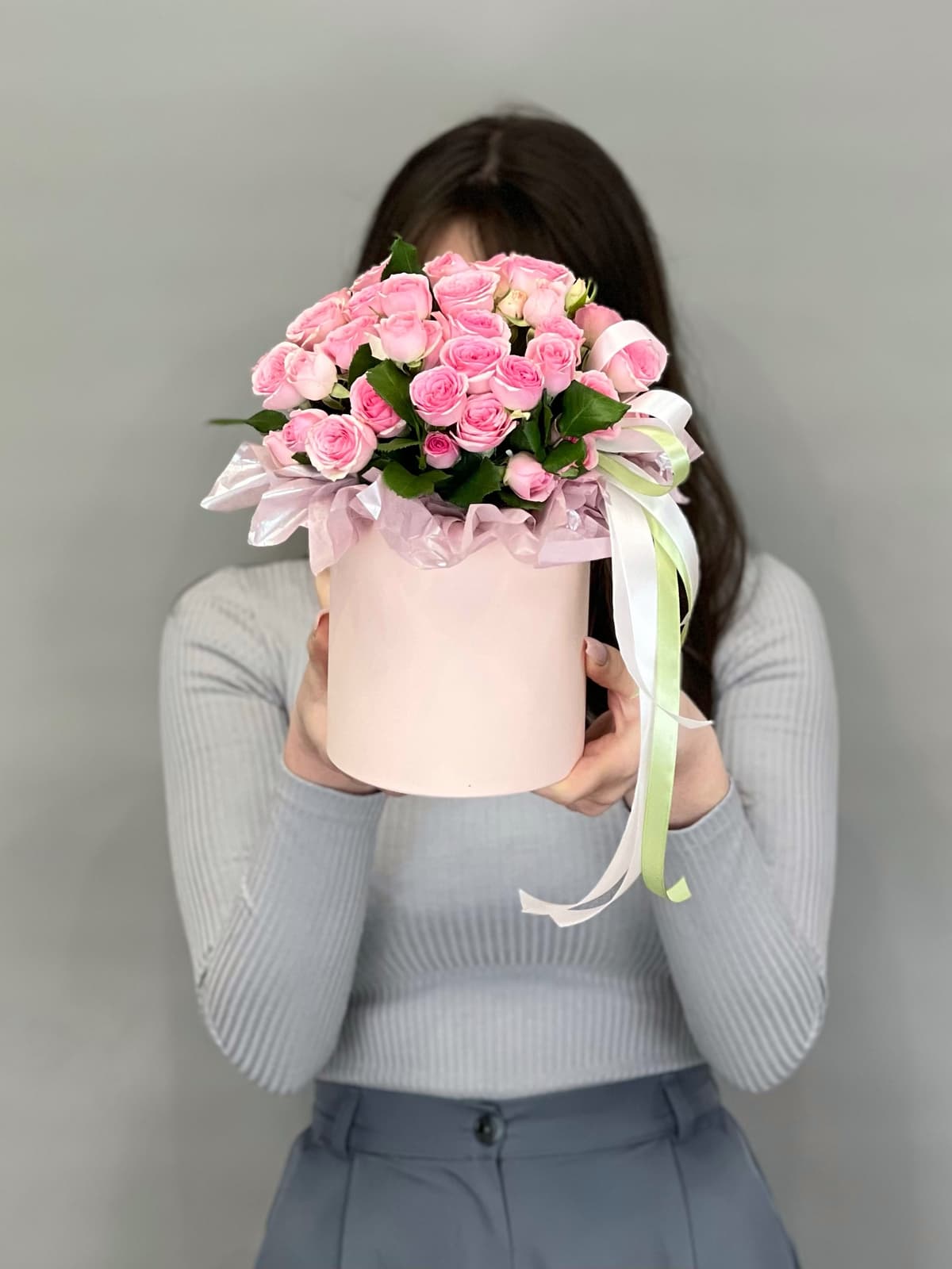 Композиция из кустовой розы «Динара» в шляпной коробке