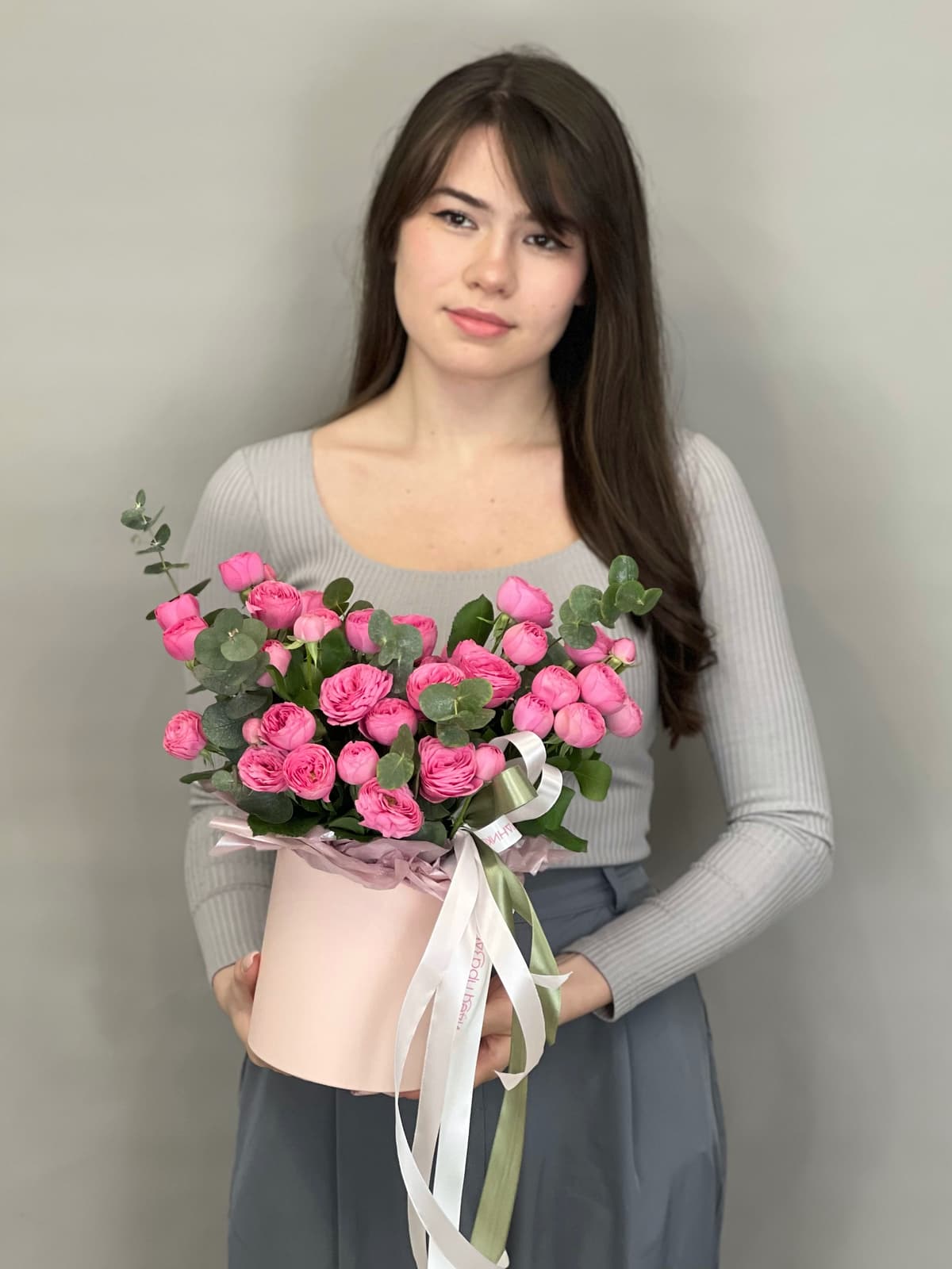 Композиция из кустовой розы "Giselle" в шляпной коробке