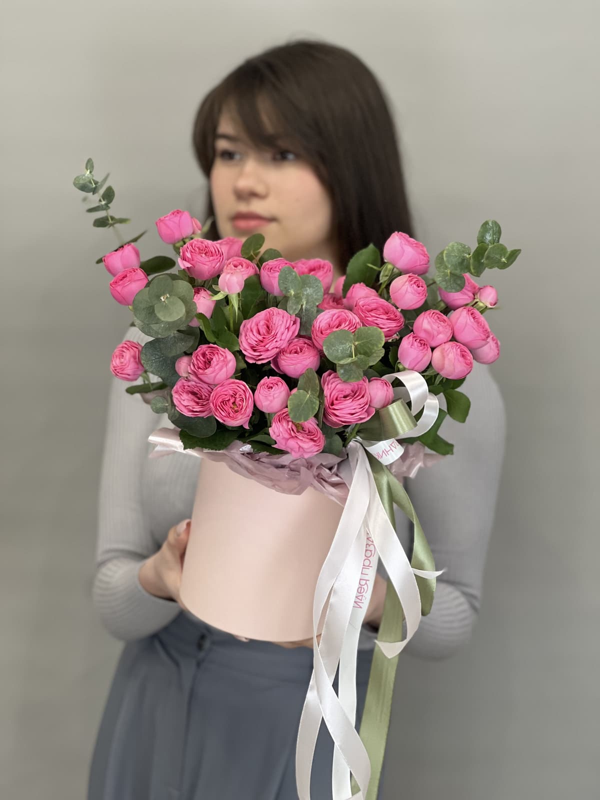 Композиция из кустовой розы "Giselle" в шляпной коробке