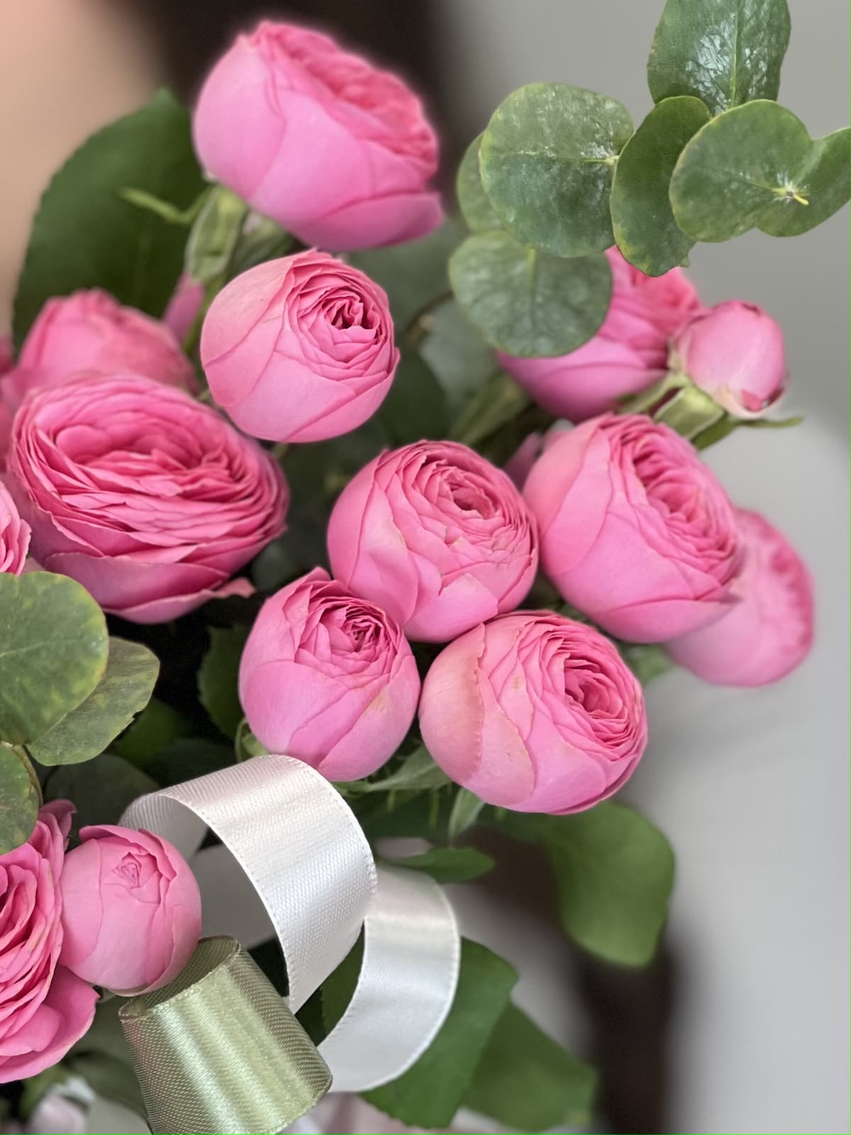 Композиция из кустовой розы "Giselle" в шляпной коробке