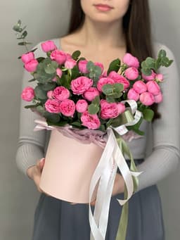 Композиция из кустовой розы «Жизель» в шляпной коробке