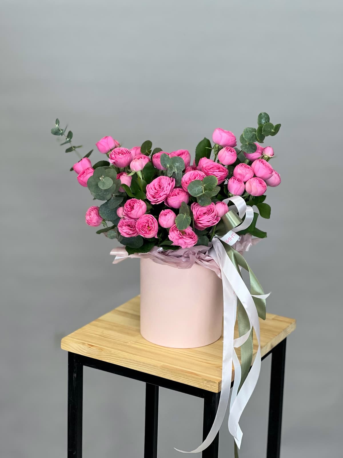 Композиция из кустовой розы «Жизель» в шляпной коробке