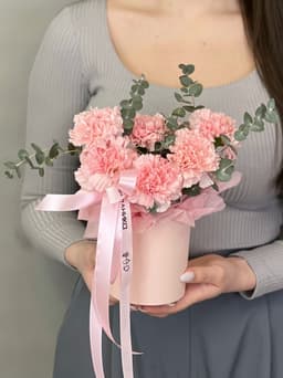 МЕГА АКЦИЯ Композиция из розовых диантусов XS в шляпной коробке