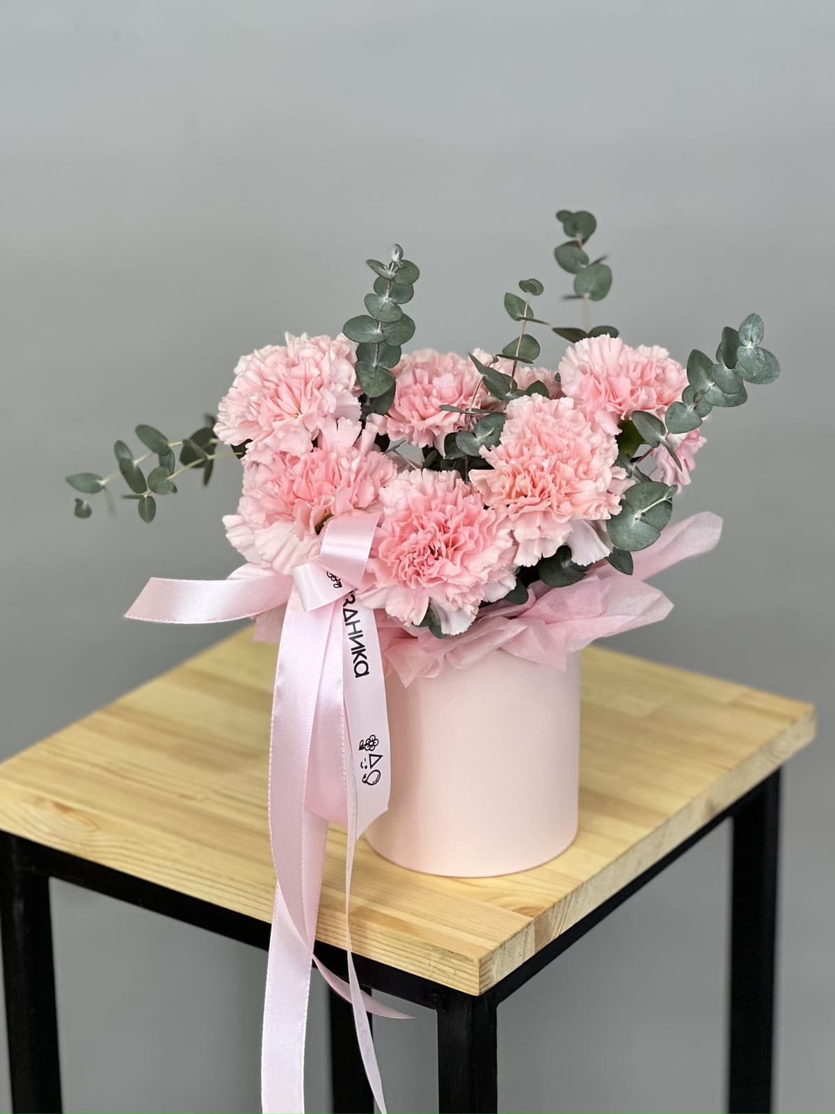 МЕГА АКЦИЯ Композиция из розовых диантусов XS в шляпной коробке