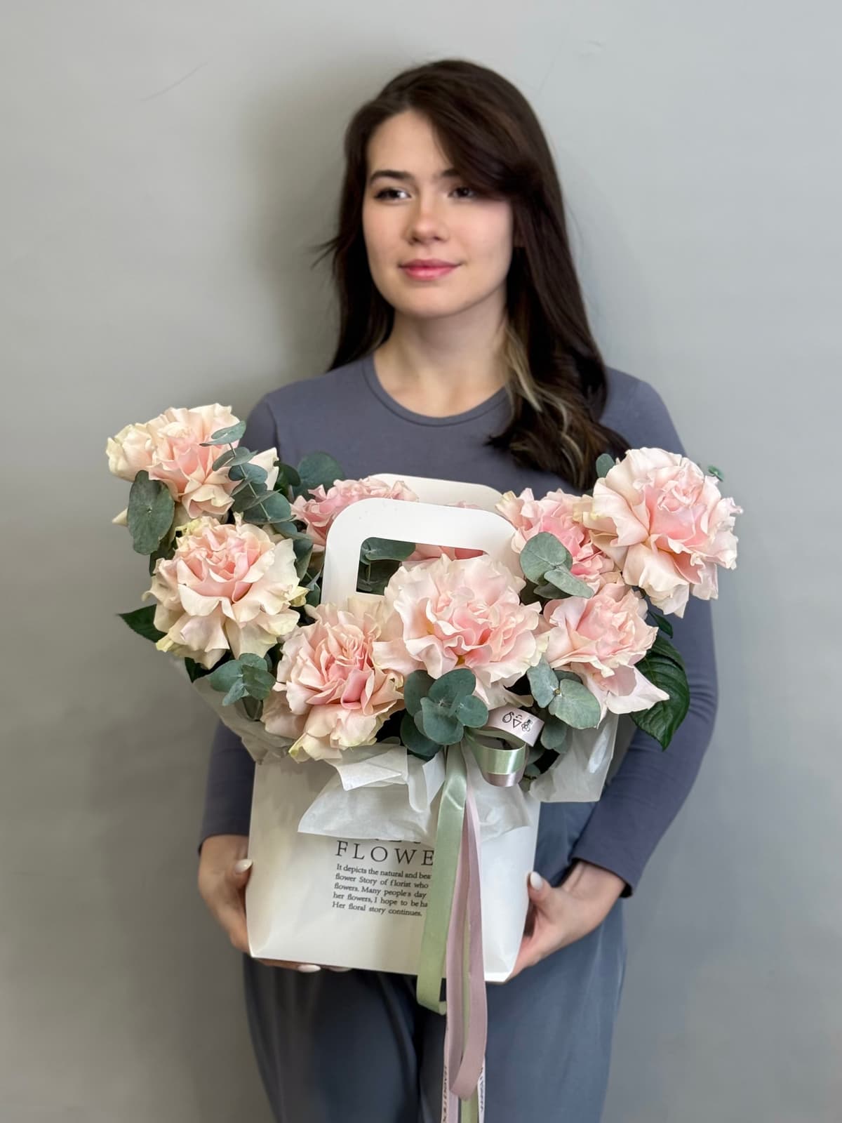 Композиция из розовых роз "Асти"