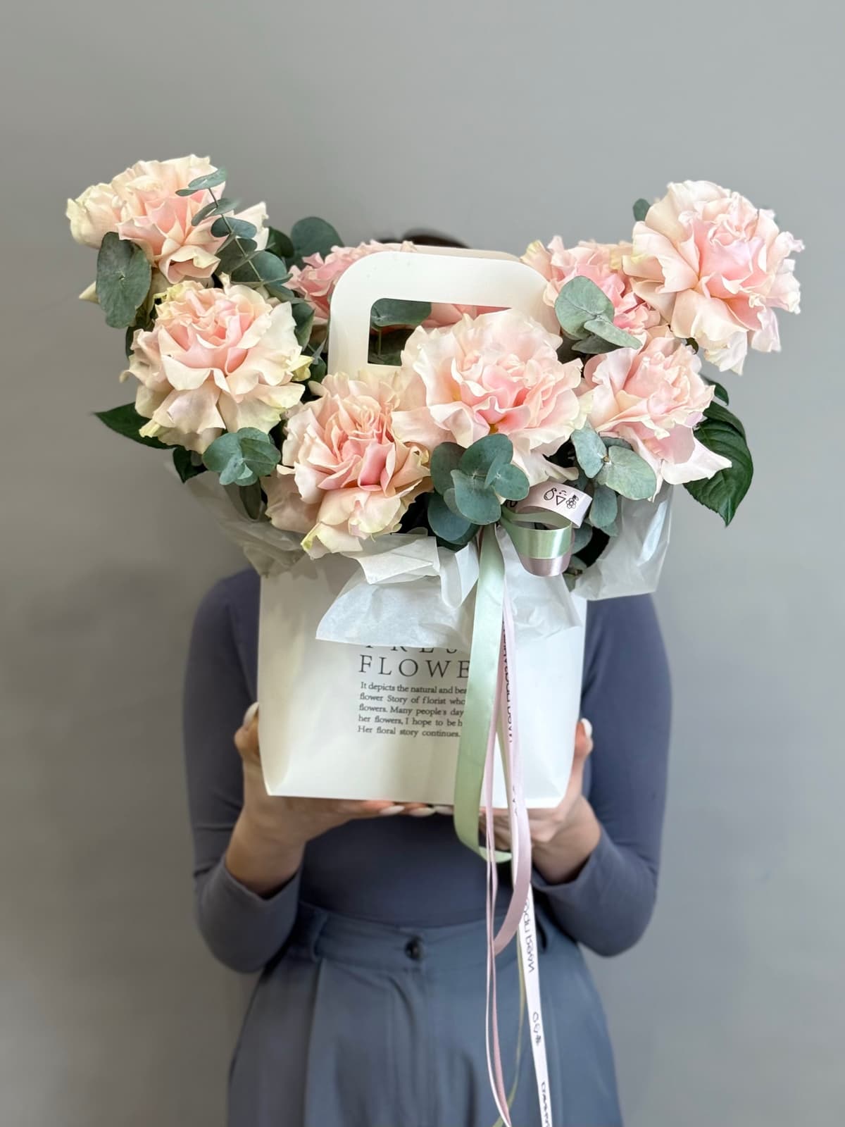 Композиция из розовых роз "Асти"