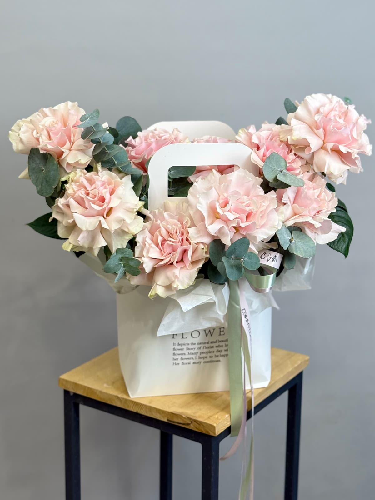 Композиция из розовых роз "Асти"