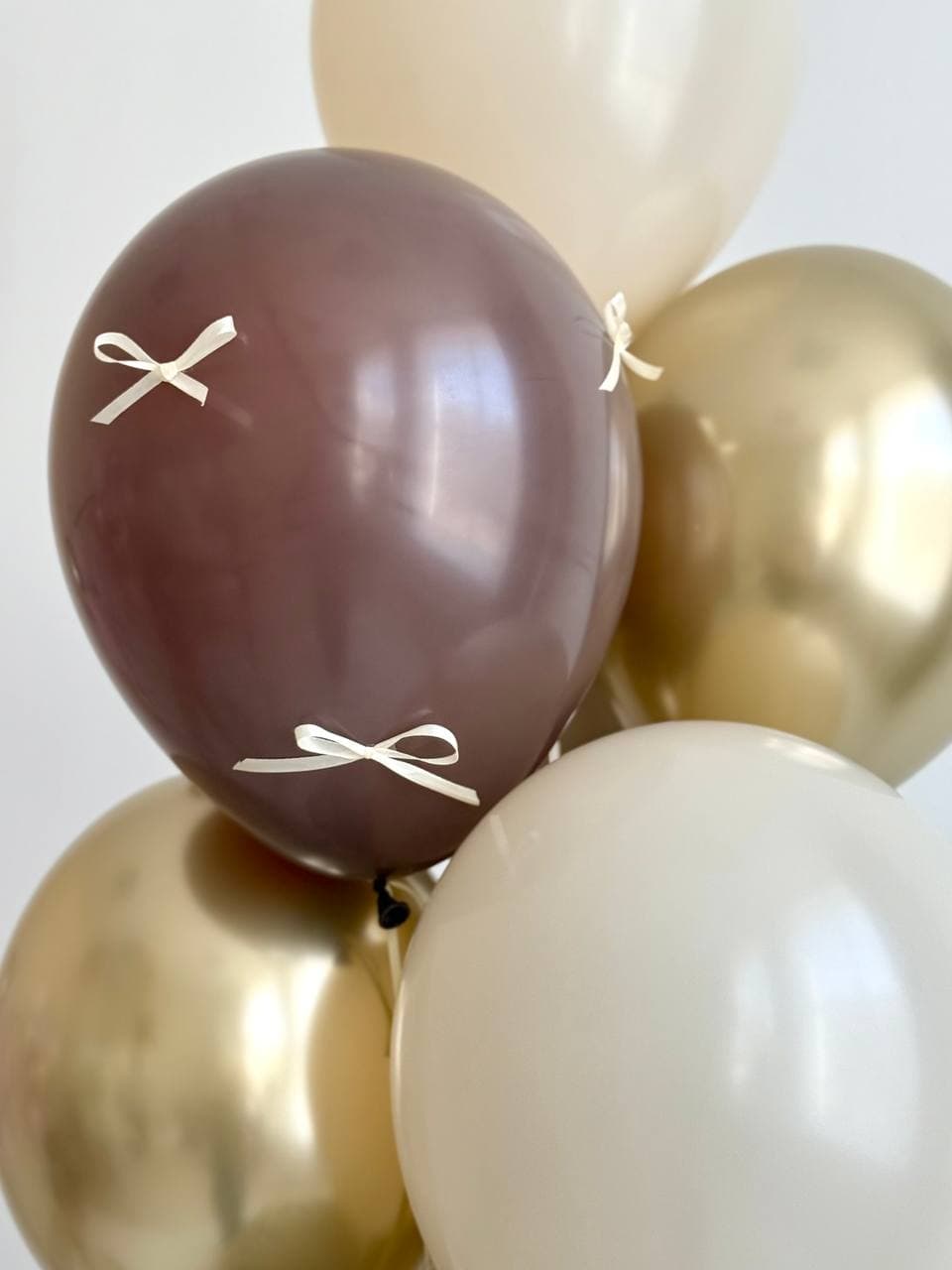 Композиция из шаров «Бежевый бант»