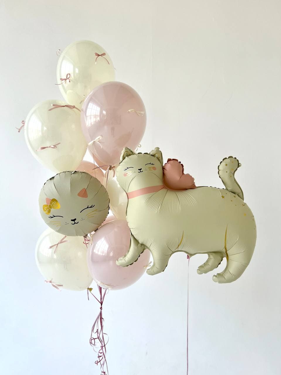 Композиция из шаров «Кошка с бантиком»