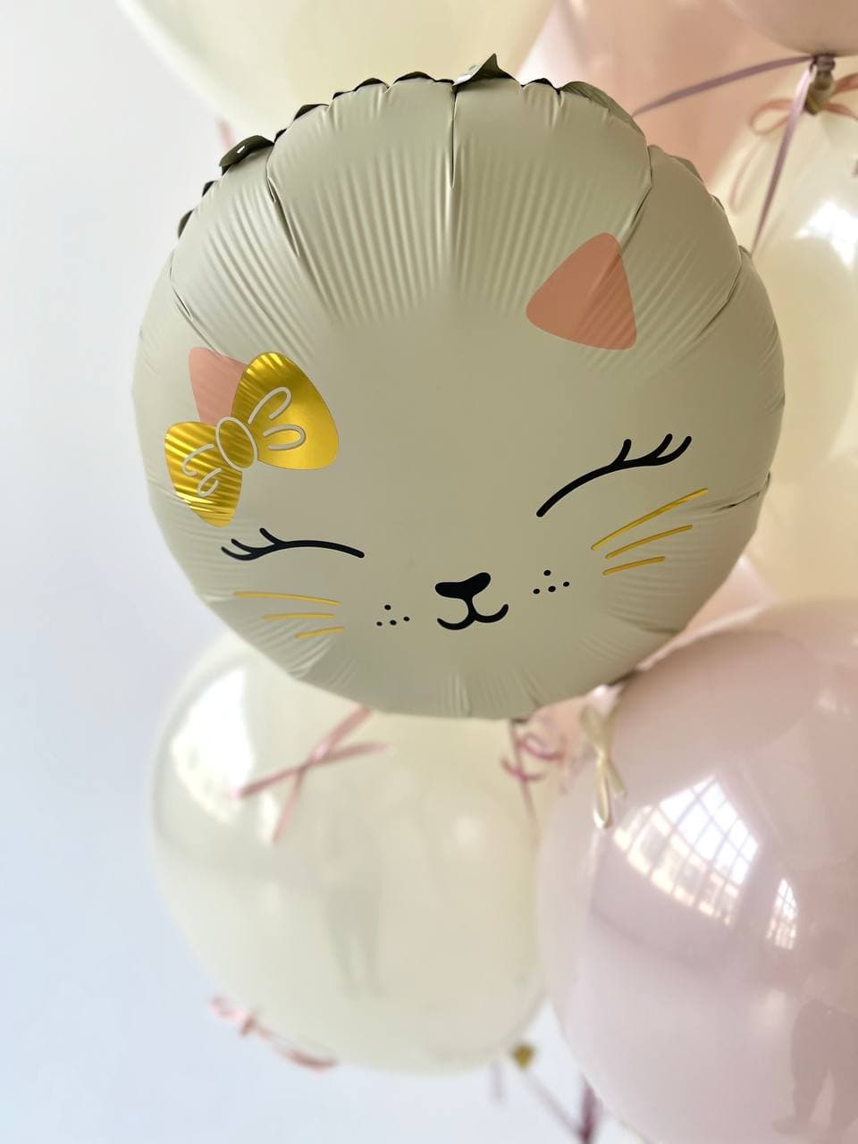 Композиция из шаров «Кошка с бантиком»