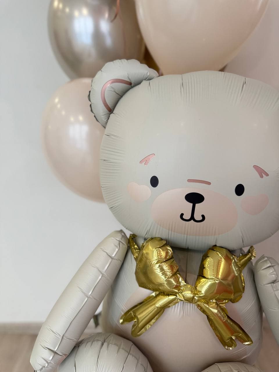 Композиция из шаров «Кремовый мишка»