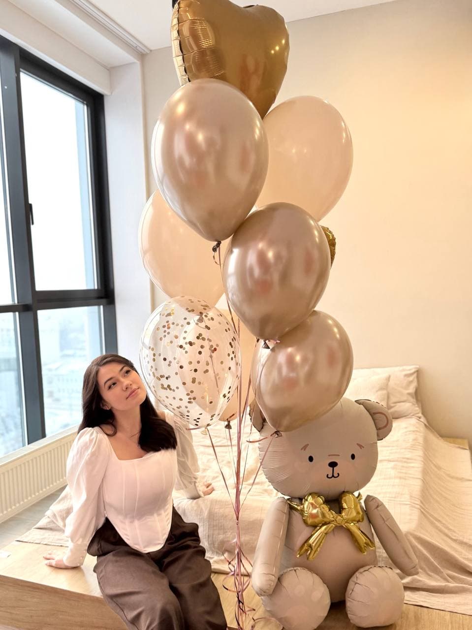 Композиция из шаров «Кремовый мишка»