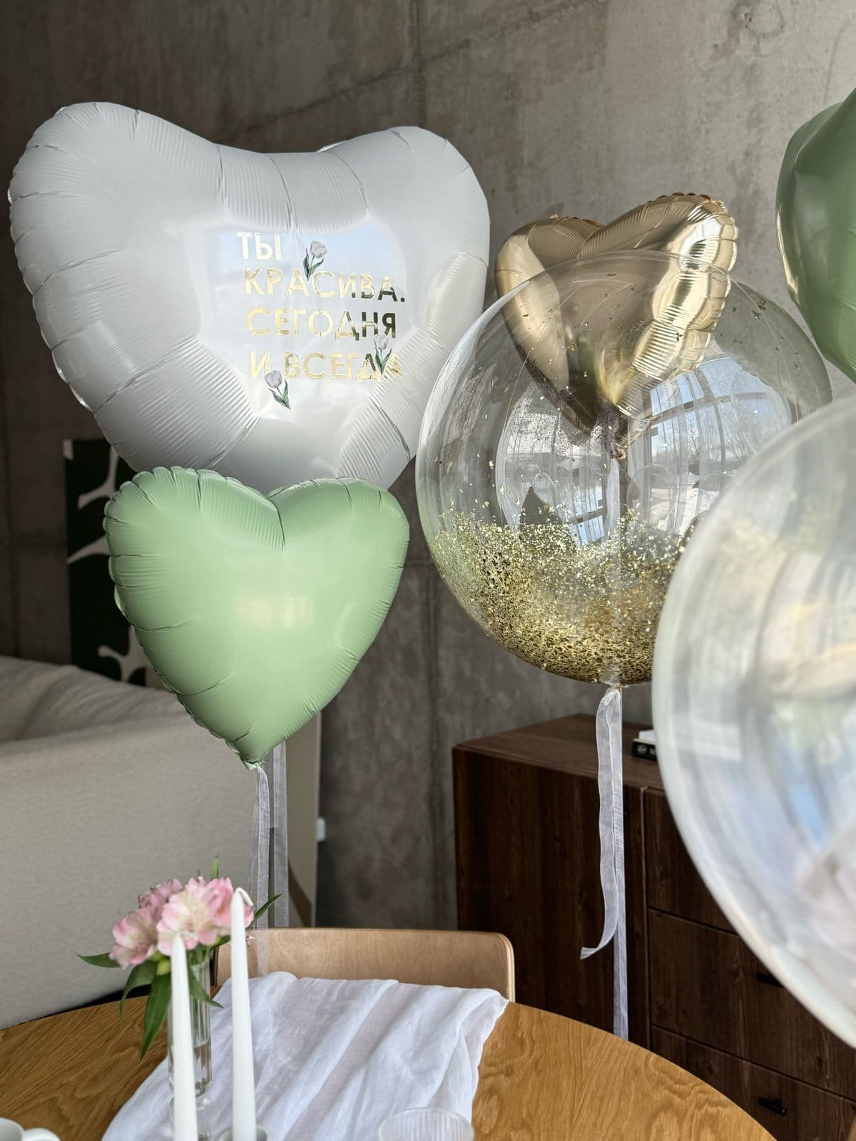 Композиция из шаров на грузах «Оливковый цветок»