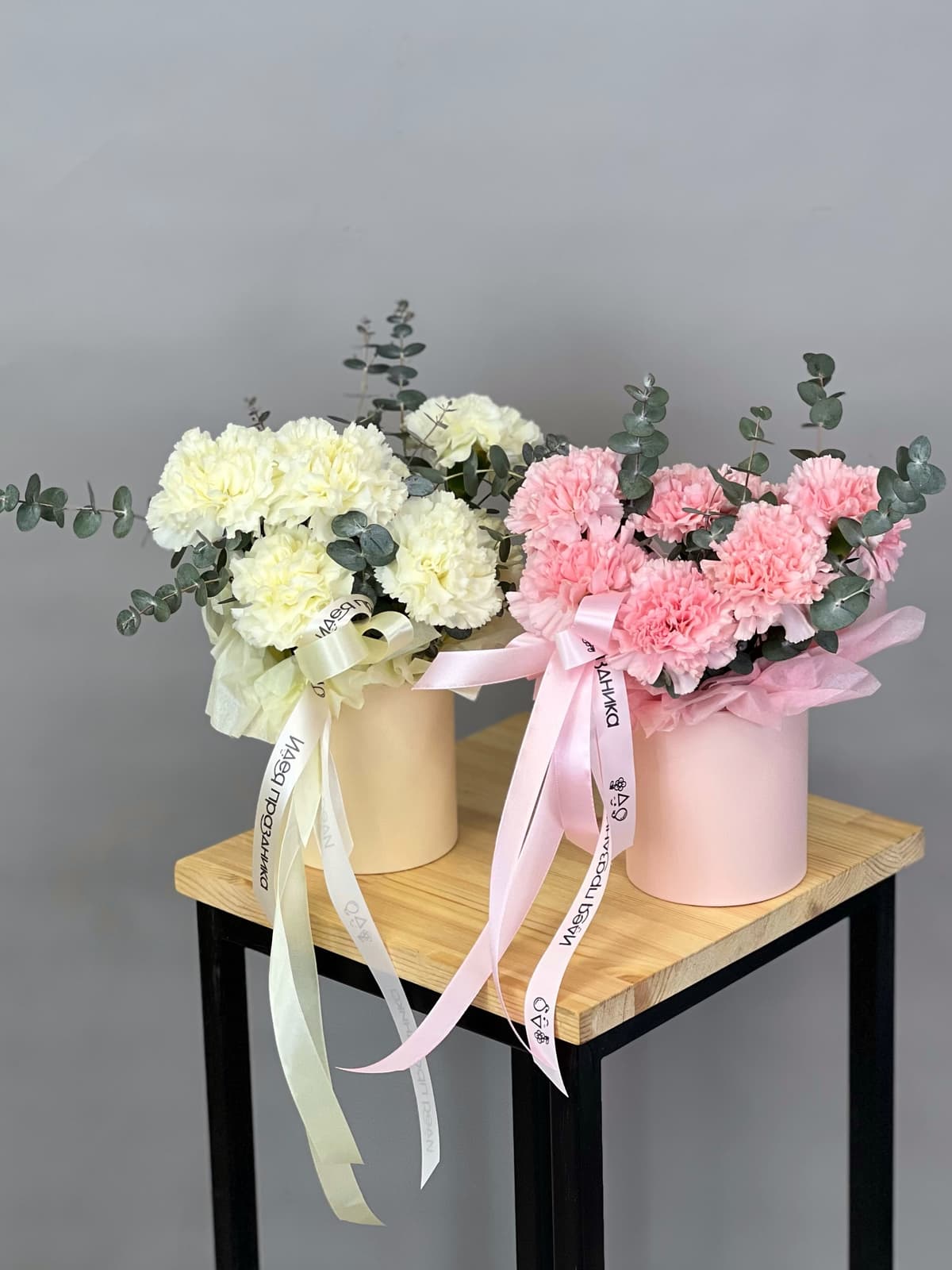 МЕГА АКЦИЯ Композиция из сливочных диантусов XS в шляпной коробке