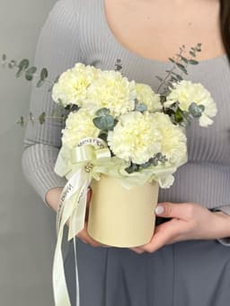 Композиция из сливочных диантусов XS в шляпной коробке