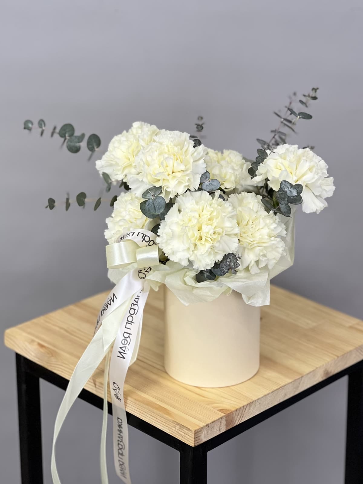 Композиция из сливочных диантусов XS в шляпной коробке