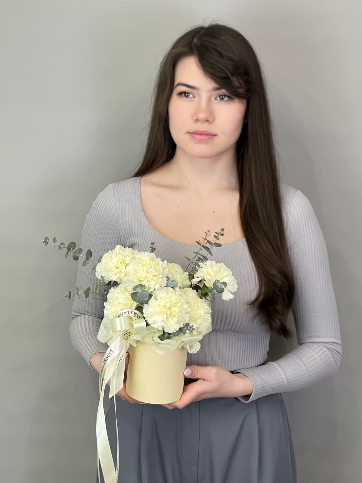 Композиция из сливочных диантусов XS в шляпной коробке