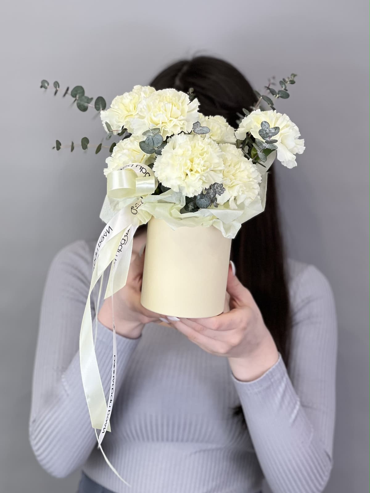 Композиция из сливочных диантусов XS в шляпной коробке