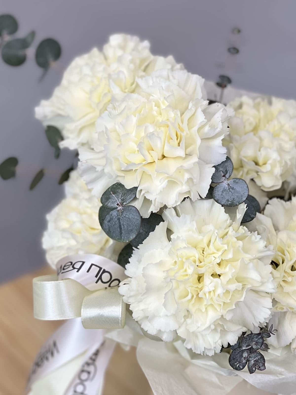 Композиция из сливочных диантусов XS в шляпной коробке