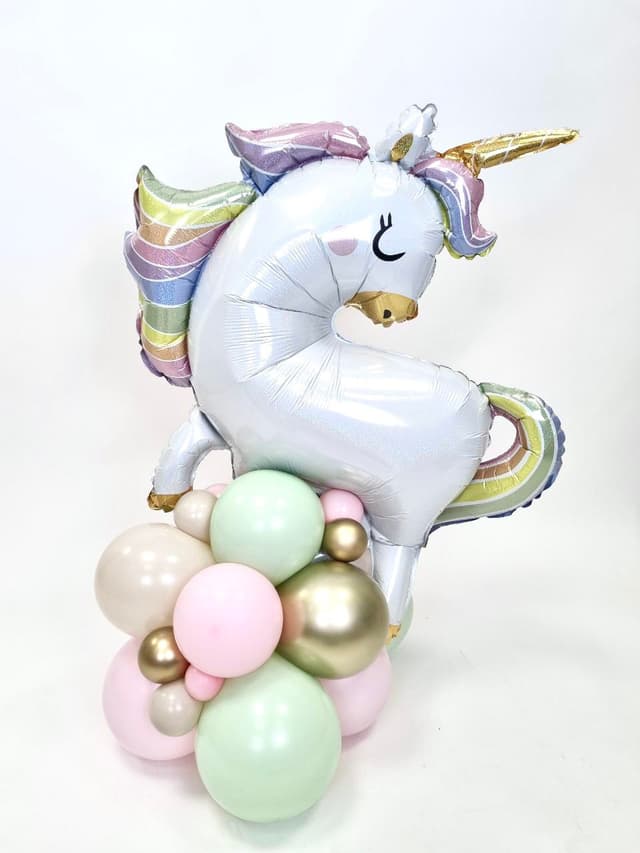 Композиция на стойке с воздухом «Радужный Единорог» Композиция на стойке с воздухом «Радужный Единорог»