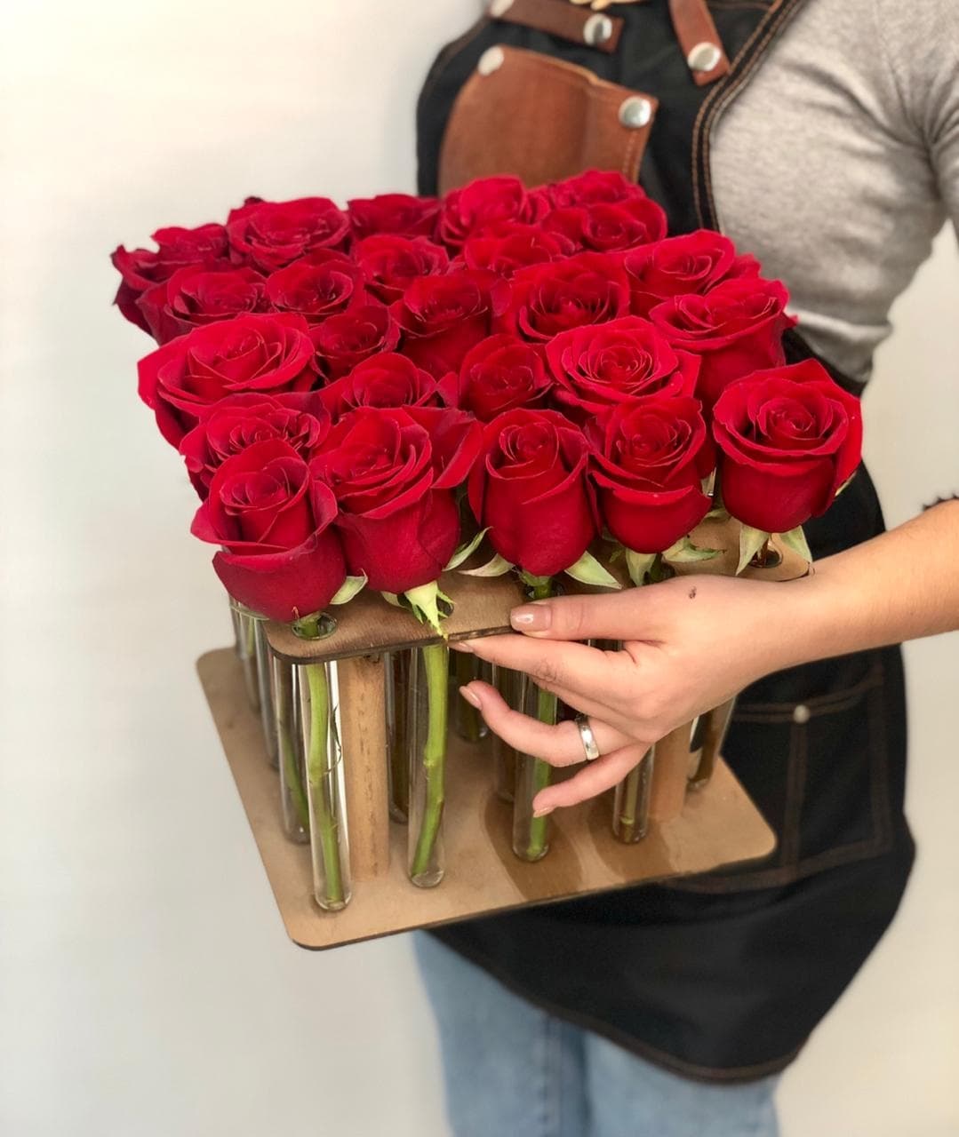 Композиция 25 Эквадорских Роз в пробирках