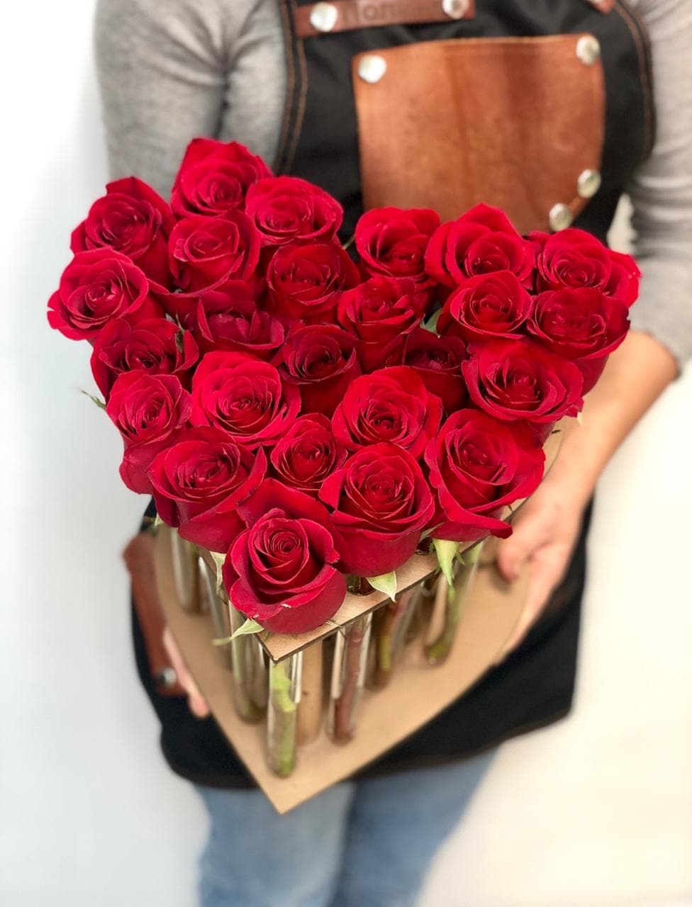 Композиция 25 Эквадорских Роз в пробирках