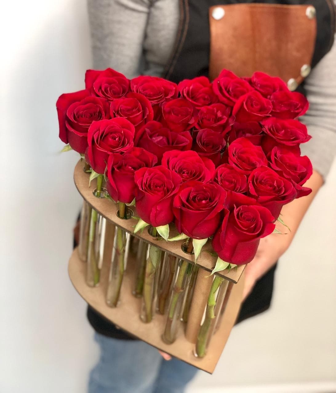 Композиция 25 Эквадорских Роз в пробирках