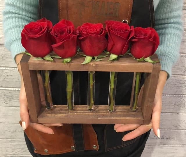 Композиция 5 роз в пробирках Композиция 5 роз в пробирках