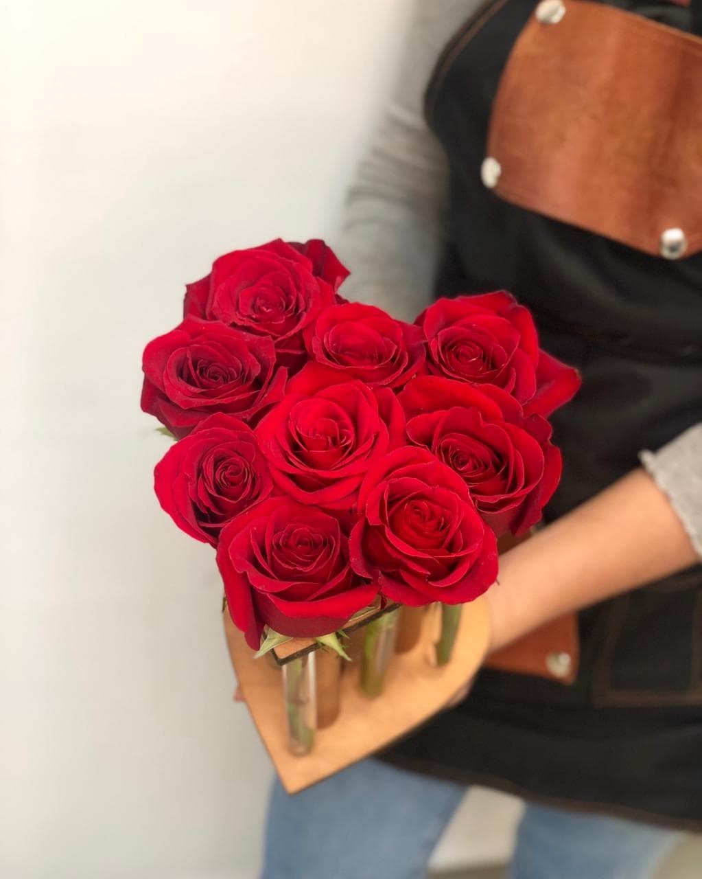 Композиция 9 роз в пробирках