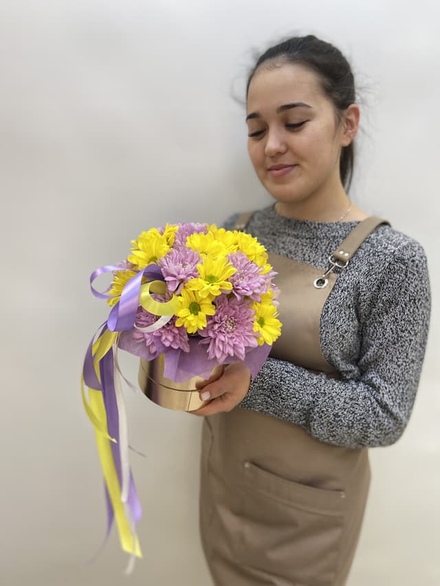 Композиция из 5 цветных Хризантем в шляпной коробке Композиция из 5 цветных Хризантем в шляпной коробке