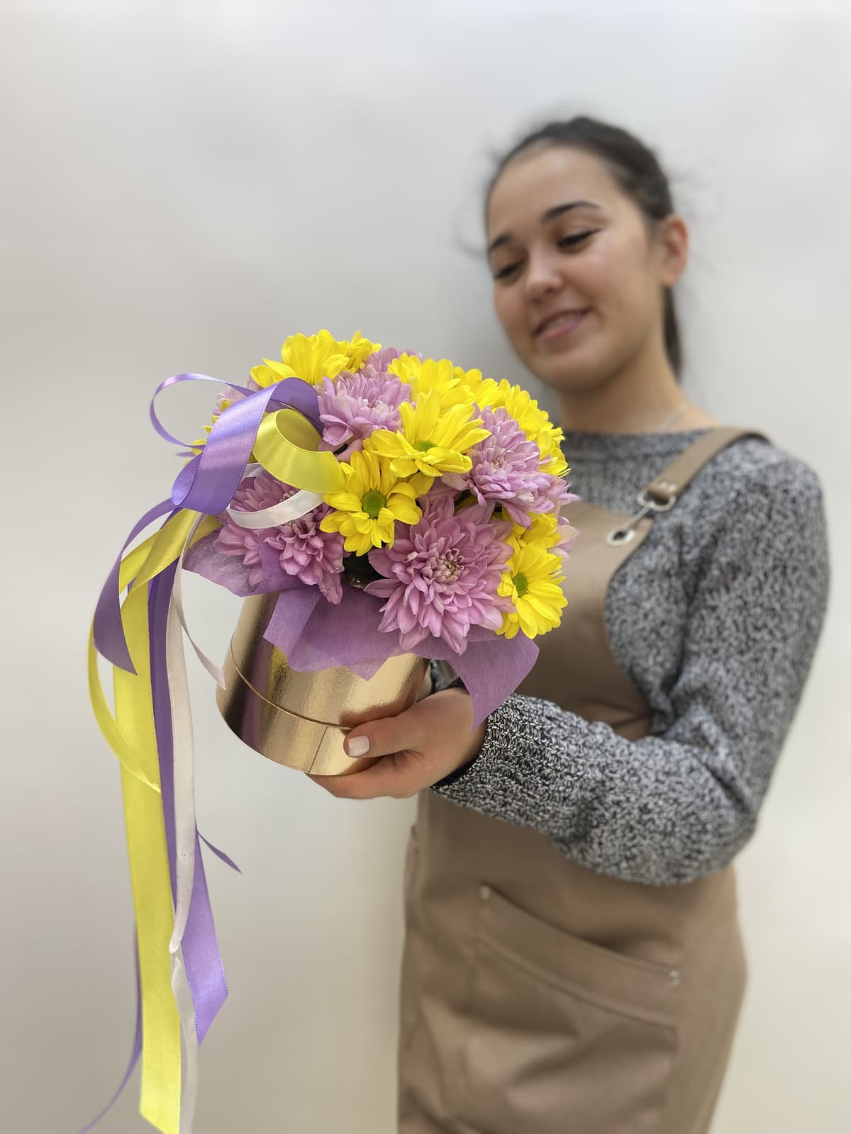 Композиция из 5 цветных Хризантем в шляпной коробке