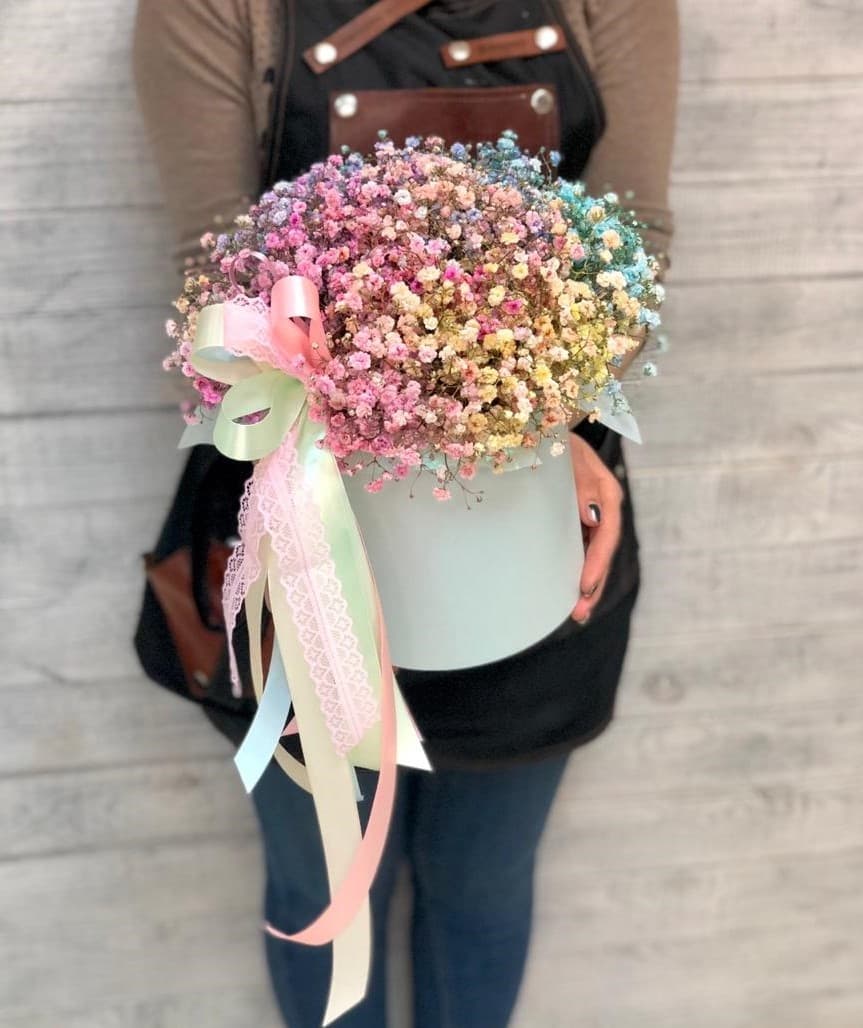 Красивая композиция из 9 радужных гипсофил в шляпной коробке