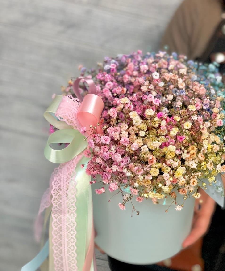 Красивая композиция из 9 радужных гипсофил в шляпной коробке