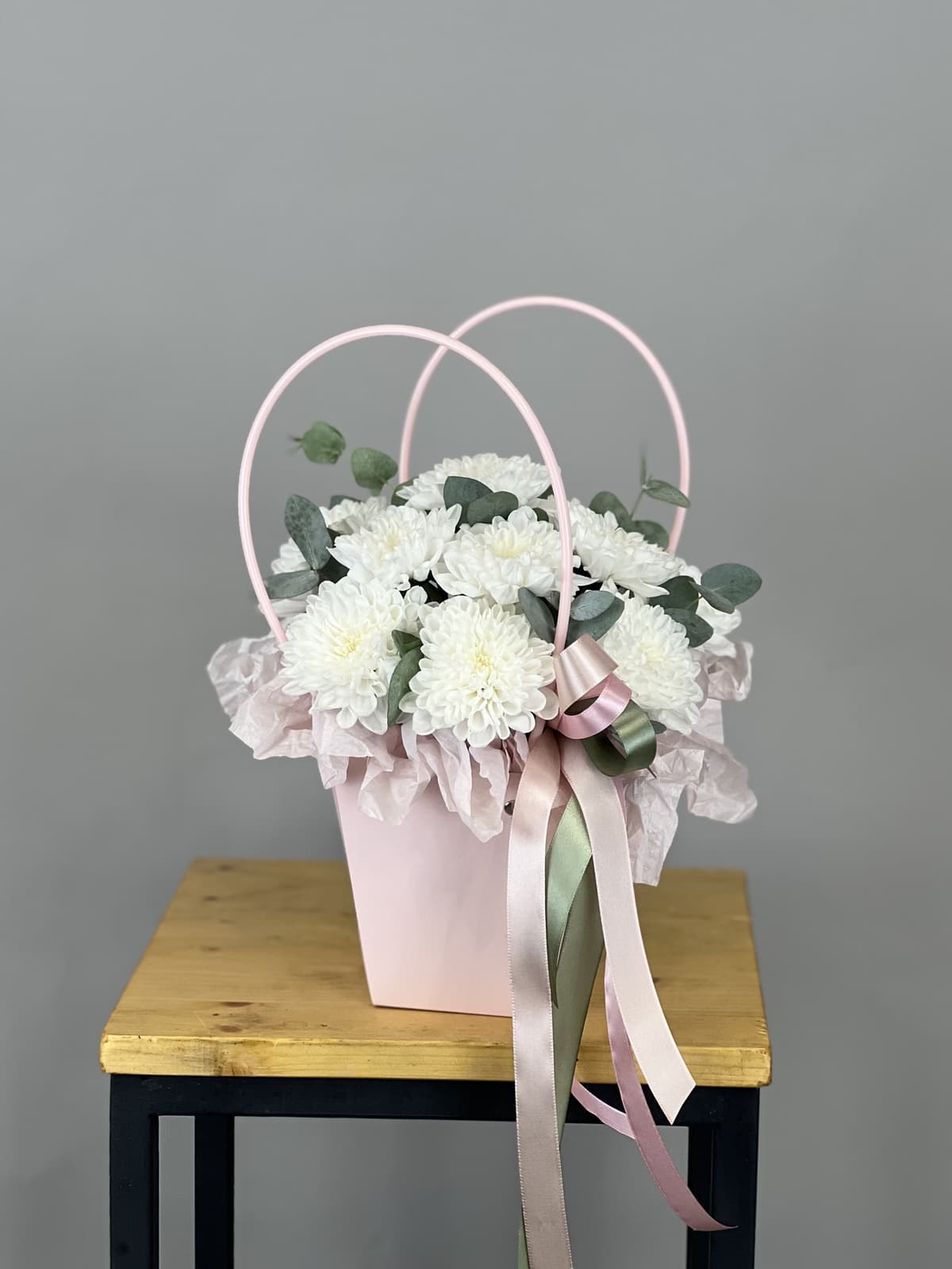 Красивая композиция из хризантем "Утро на алтае" S