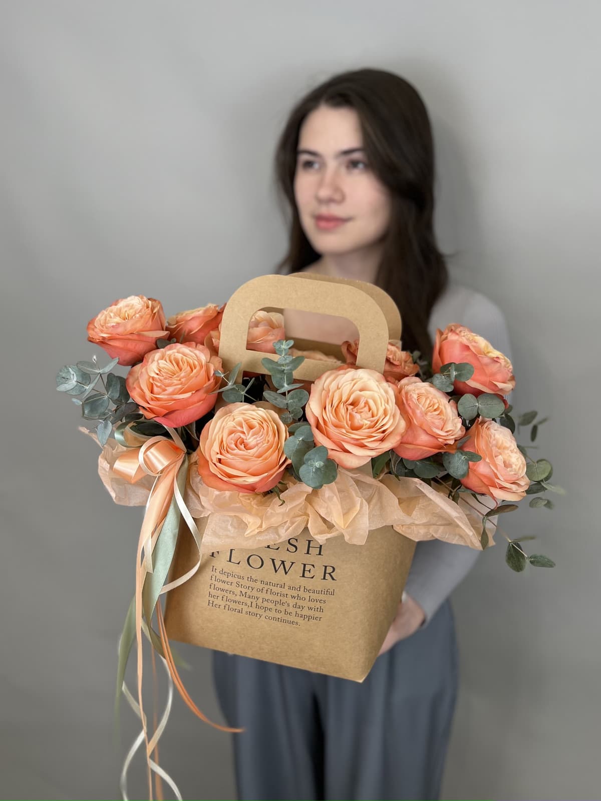 Красочная композиция из пионовидных роз "Яблочный пирог"