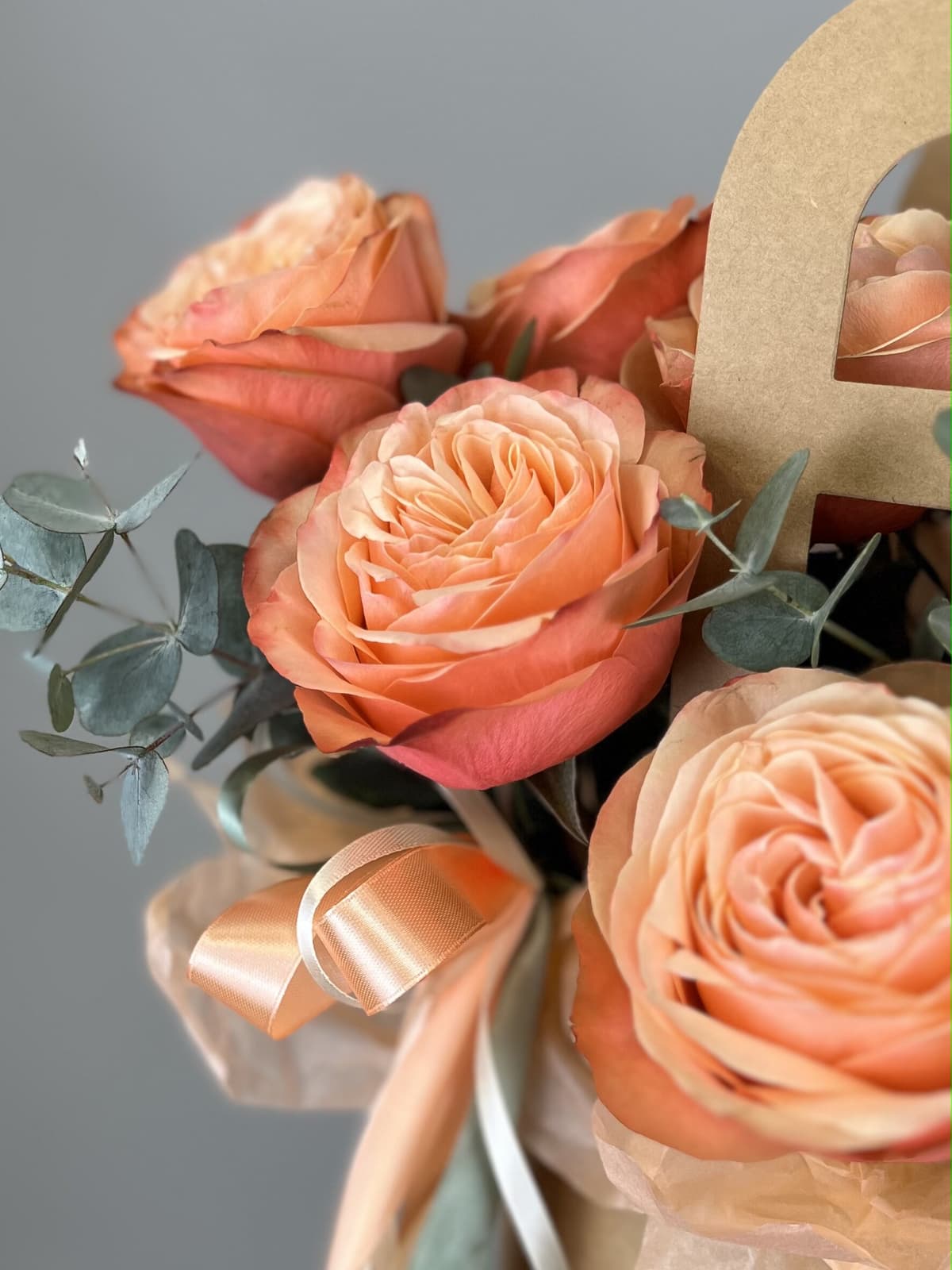 Красочная композиция из пионовидных роз "Яблочный пирог"