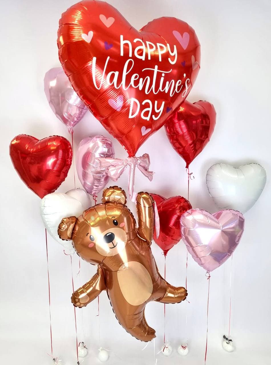 Композиция из шаров на грузах «Мишка валентинка»
