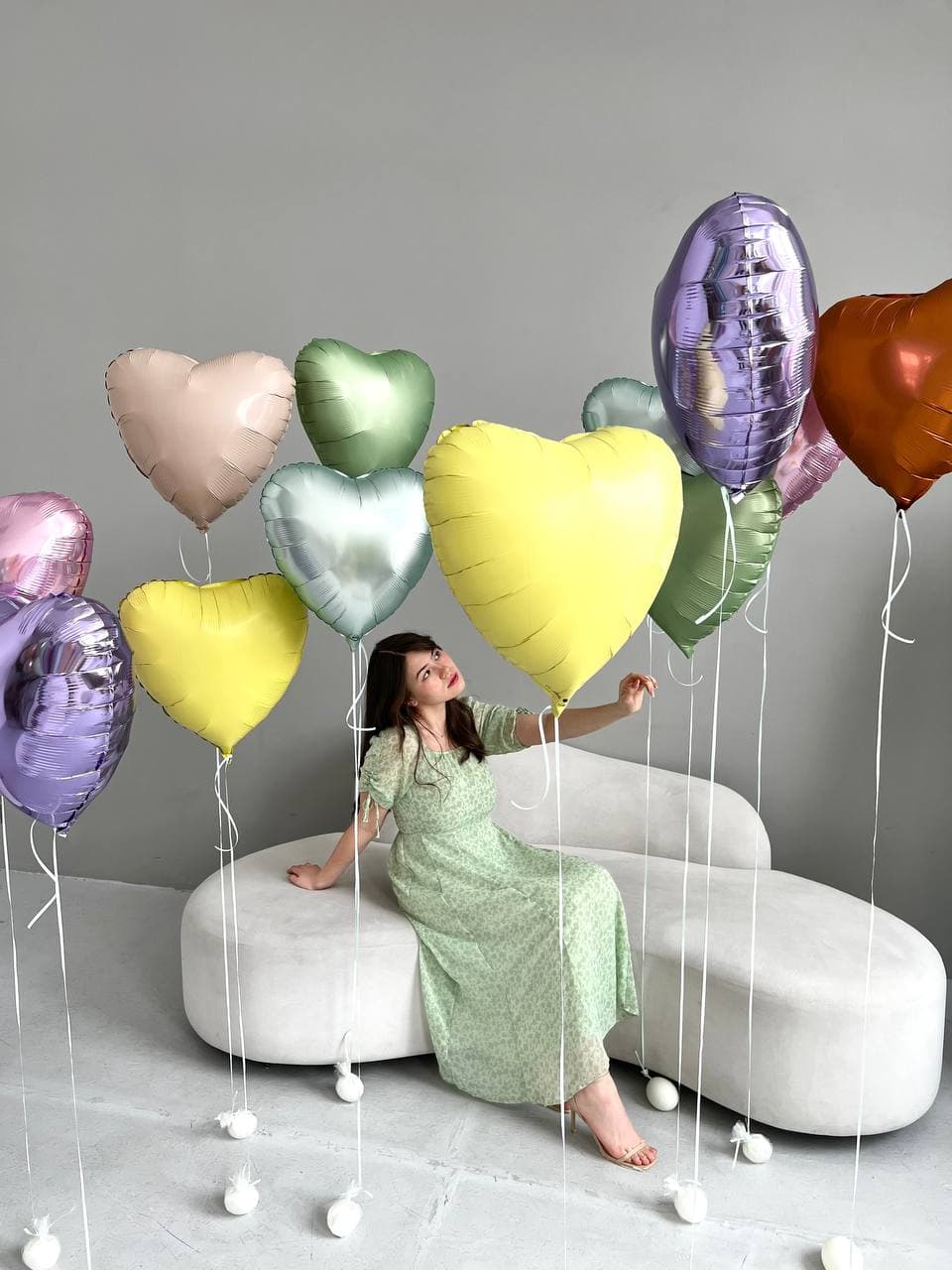 Композиция из шаров на грузах «Весенние сердечки»